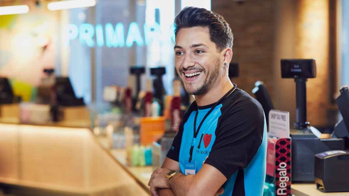 Primark busca incorporar a sus sucursales nuevos empleados.